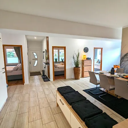 Bestime - 5 Schlafzimmer, Wohnzimmer, Kueche, Waschtrockner, Terrasse, Smart-tvs, Netflix, Tischfussball Daire Wildeshausen