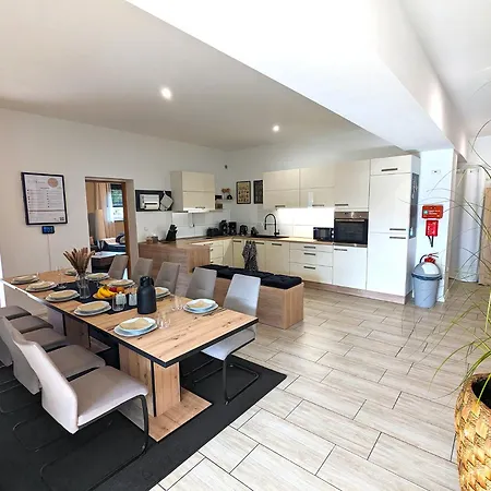 Bestime - 5 Schlafzimmer, Wohnzimmer, Kueche, Waschtrockner, Terrasse, Smart-tvs, Netflix, Tischfussball